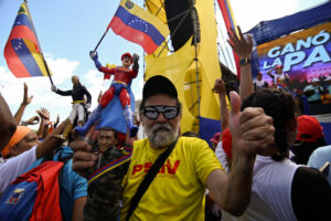 Supporters of Venezuelan President Nicolás Maduro hold figures of Maduro, Hugo Chávez, and Simón Bolívar during the victory march after President Maduro's re-election, August 3, 2024. Photo: Maxwell Briceño/Reuters.
