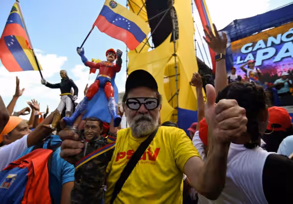 Supporters of Venezuelan President Nicolás Maduro hold figures of Maduro, Hugo Chávez, and Simón Bolívar during the victory march after President Maduro's re-election, August 3, 2024. Photo: Maxwell Briceño/Reuters.
