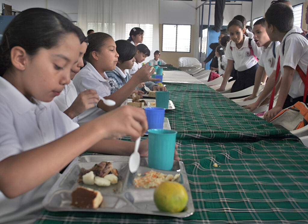 Students eating lunch in a Venezuelan school. Photo: El Nacional/file photo.
