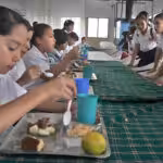 Students eating lunch in a Venezuelan school. Photo: El Nacional/file photo.