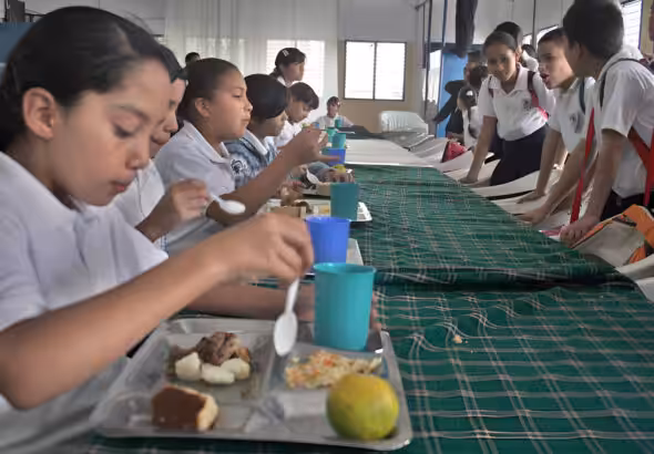 Students eating lunch in a Venezuelan school. Photo: El Nacional/file photo.