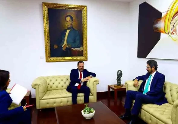 Venezuelan Foreign Affairs Minister Yván Gil (center) meets with Spanish Ambassador in Venezuela Ramón Santos Martínez to condemn Spain's interventionist actions, Caracas, September 13, 2024. Photo: MPPRE.