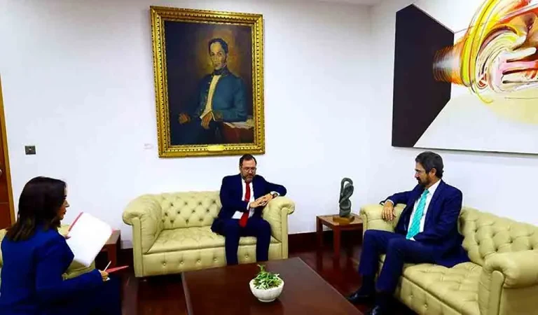 Venezuelan Foreign Affairs Minister Yván Gil (center) meets with Spanish Ambassador in Venezuela Ramón Santos Martínez to condemn Spain's interventionist actions, Caracas, September 13, 2024. Photo: MPPRE.