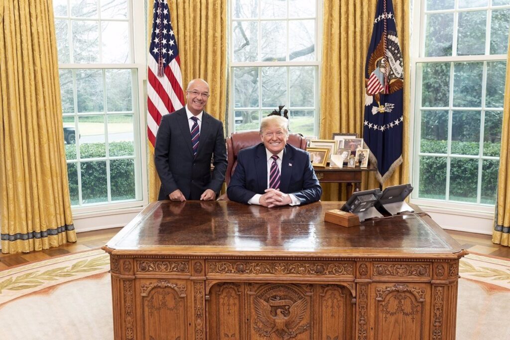 Ivan Simonovis (left) and former US president Donald Trump in the White House's Oval Office. Photo: X@Simonovis/file photo.