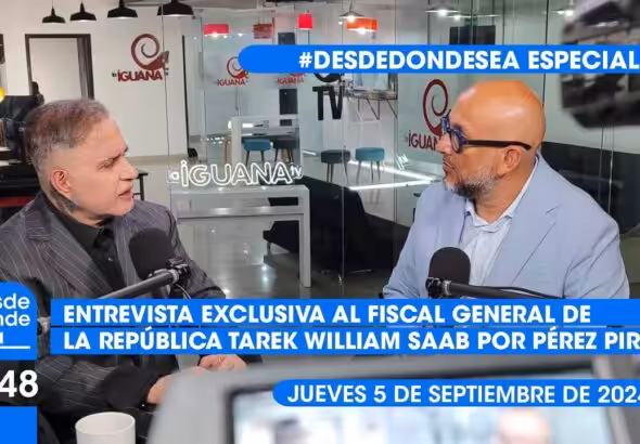 Venezuelan Attorney General Tarek William Saab (left) during an interview with Miguel Angel Perez Pirela from the La IguanaTV news outlet. Photo: Screenshot of the video interview/La IguanaTV.