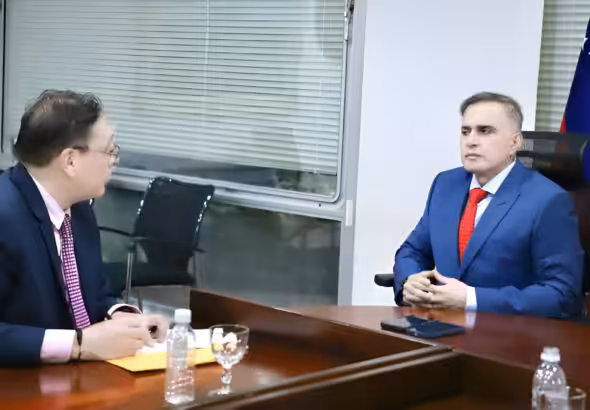 Venezuelan Attorney General Tarek William Saab (right) listening to former far-right candidate legal advisor José Vicente Haro (left) on Wednesday, September 4, 2024. Photo: X/@PedroKonductaz.
