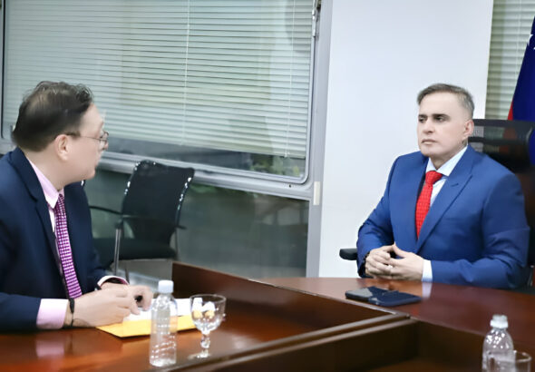 Venezuelan Attorney General Tarek William Saab (right) listening to former far-right candidate legal advisor José Vicente Haro (left) on Wednesday, September 4, 2024. Photo: X/@PedroKonductaz.