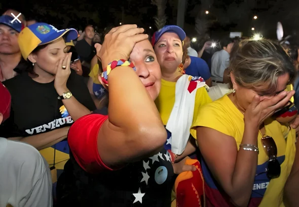 Venezuelan far-right opposition supporters crying during a street event. Photo: Misión Verdad/file photo.