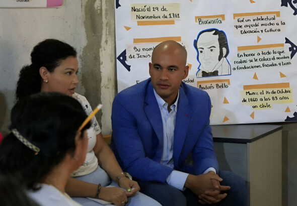 Featured image: Venezuelan Minister for Education Hector Rodríguez in a meeting with teachers. Photo: IG/@@hectorrodriguezcastro.