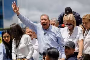 Far-right opposition former presidential candidate Edmundo Gonzalez raises his hand at a poorly attended protest against official election results declaring President Nicolás Maduro the winner of the election in Caracas, Venezuela, July 30, 2024. Photo: Cristian Hernandez/AP/file photo.