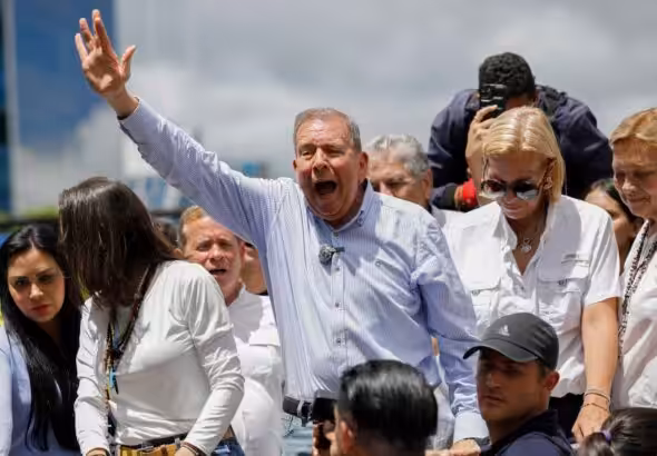 Far-right opposition former presidential candidate Edmundo Gonzalez raises his hand at a poorly attended protest against official election results declaring President Nicolás Maduro the winner of the election in Caracas, Venezuela, July 30, 2024. Photo: Cristian Hernandez/AP/file photo.