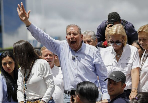 Far-right opposition former presidential candidate Edmundo Gonzalez raises his hand at a poorly attended protest against official election results declaring President Nicolás Maduro the winner of the election in Caracas, Venezuela, July 30, 2024. Photo: Cristian Hernandez/AP/file photo.