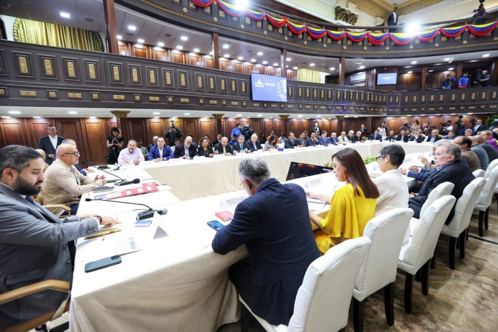 Venezuelan National Assembly deputies meet with representatives of 38 political parties. Photo: AVN.