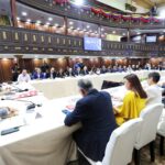 Venezuelan National Assembly deputies meet with representatives of 38 political parties. Photo: AVN.