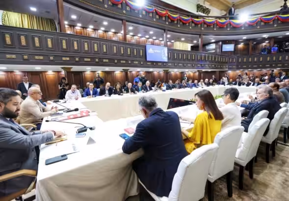 Venezuelan National Assembly deputies meet with representatives of 38 political parties. Photo: AVN.