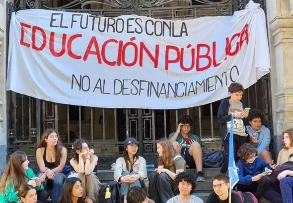 Students at a sit-in demonstration in front of one of the buildings of the University of Buenos Aires, Argentina. Photo: Juan Lehmann/Sputnik.