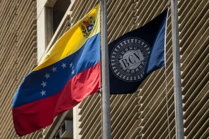 Venezuela and BCV flags at the BCV headquarters in Caracas. Photo: BCV.