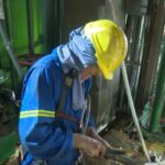 A Cuban electrical sector worker carries out reparation work in a thermal power plant. Photo: X/@MMarreoCruz.