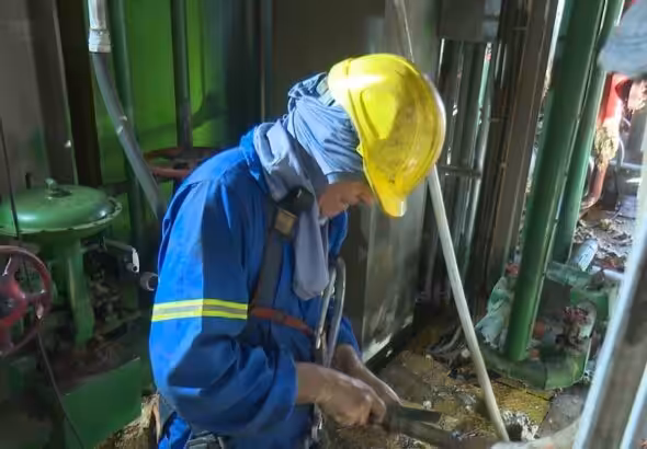 A Cuban electrical sector worker carries out reparation work in a thermal power plant. Photo: X/@MMarreoCruz.