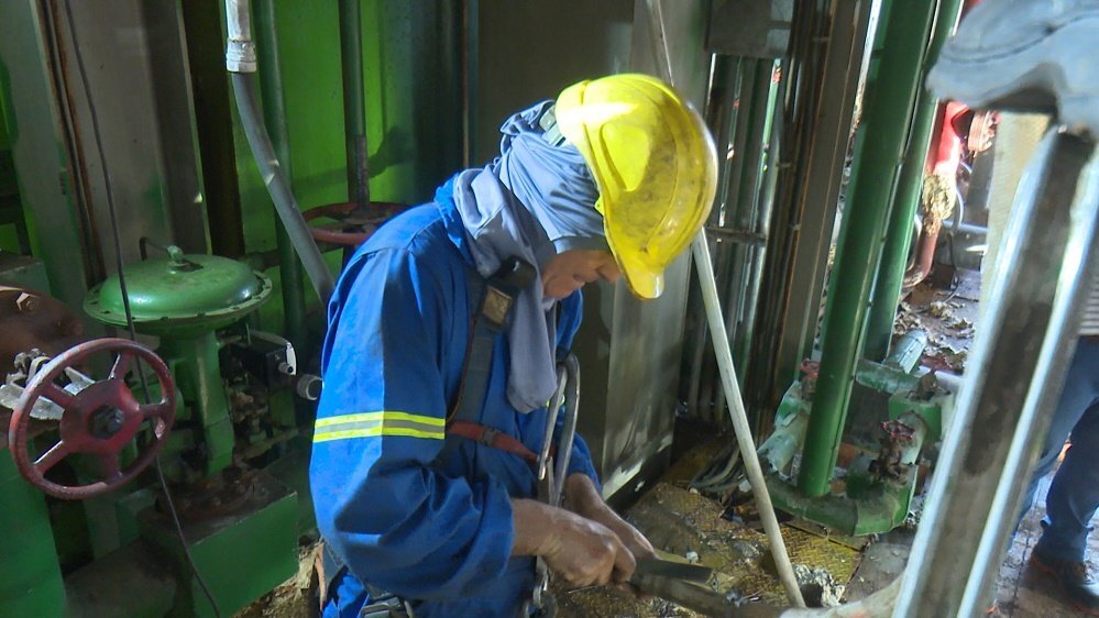 A Cuban electrical sector worker carries out reparation work in a thermal power plant. Photo: X/@MMarreoCruz.