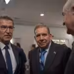 Venezuelan far-right politician Edmundo González Urrutia (right) with Spanish right-wing leader Alberto Núñez Feijóo at an event of the Spanish right-wing party Partido Popular in Galicia, Spain. Photo: Elena Fernández/Europa Press.