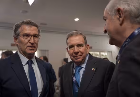 Venezuelan far-right politician Edmundo González Urrutia (right) with Spanish right-wing leader Alberto Núñez Feijóo at an event of the Spanish right-wing party Partido Popular in Galicia, Spain. Photo: Elena Fernández/Europa Press.