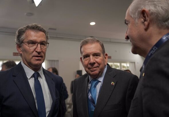 Venezuelan far-right politician Edmundo González Urrutia (right) with Spanish right-wing leader Alberto Núñez Feijóo at an event of the Spanish right-wing party Partido Popular in Galicia, Spain. Photo: Elena Fernández/Europa Press.