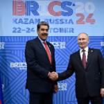 Venezuelan President Nicolás Maduro (left) shaking hands with Russian President Vladimir Putin (right) during the 16th BRICS Summit in Kazan, on Wednesday, October 23, 2024. Photo: Agencies.