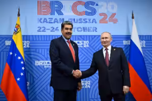 Venezuelan President Nicolás Maduro (left) shaking hands with Russian President Vladimir Putin (right) during the 16th BRICS Summit in Kazan, on Wednesday, October 23, 2024. Photo: Agencies.