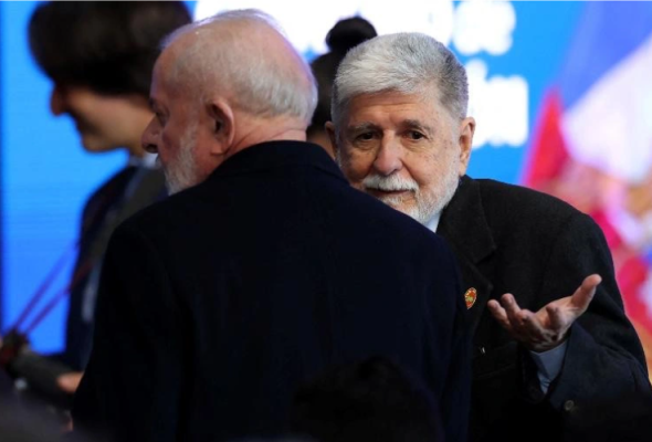 Brazilian government advisor for international affairs and former foreign minister, Celso Amorim, with Brazilian President Luiz Inácio Lula da Silva. Photo: Reuters.