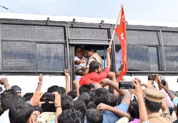 Striking Samsung India workers being arrested by the police in Chennai, Tamil Nadu, India. Photo: CPI(M) Tamil Nadu.