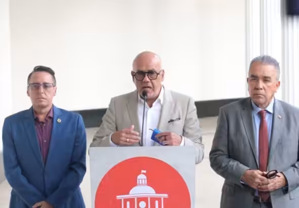 Venezuelan National Assembly President Jorge Rodríguez (center) with Deputies Luis Martínez and Roque Valero during a press conference on October 16, 2024. Photo: Wilmer Errades.