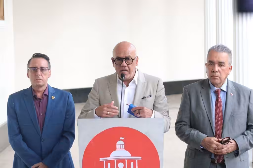 Venezuelan National Assembly President Jorge Rodríguez (center) with Deputies Luis Martínez and Roque Valero during a press conference on October 16, 2024. Photo: Wilmer Errades.