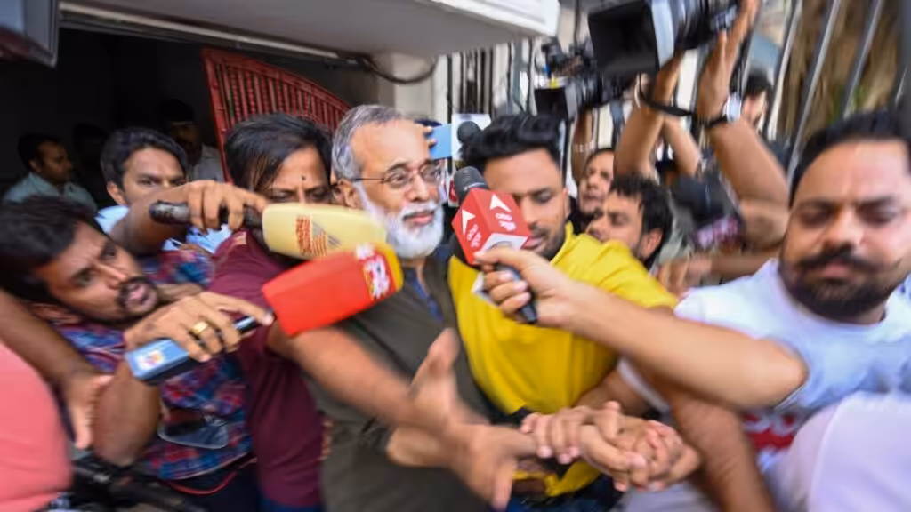 NewsClick editor Prabir Purkaystha being arrested by the Delhi Police while journalists try to get a statement from him, New Delhi, India, October 3, 2023. Photo: NewsClick.