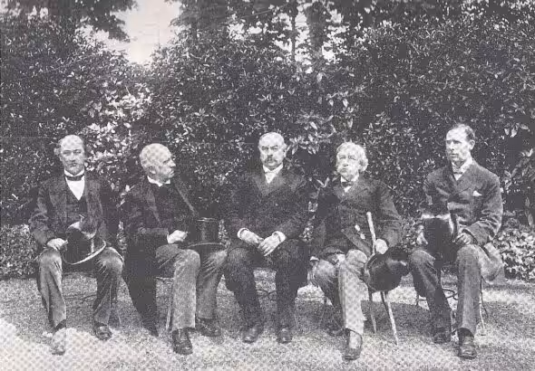 Arbitrators of the Paris Arbitration Tribunal, in a photo taken at the Boluverd Said Germain, Paris, France. Photo: Collection of the La Guayana Esequiba Foundation/Wikipedia.