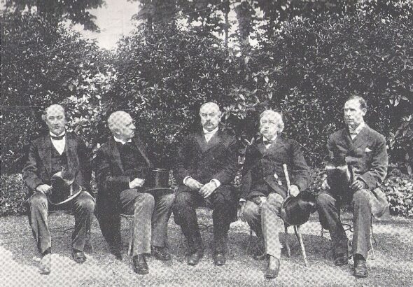 Arbitrators of the Paris Arbitration Tribunal, in a photo taken at the Boluverd Said Germain, Paris, France. Photo: Collection of the La Guayana Esequiba Foundation/Wikipedia.