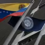 Flags of the Venezuelan nation and the Central Bank of Venezuela flutter in the wind. Photo: Misión Verdad.