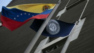 Flags of the Venezuelan nation and the Central Bank of Venezuela flutter in the wind. Photo: Misión Verdad.
