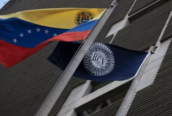 Flags of the Venezuelan nation and the Central Bank of Venezuela flutter in the wind. Photo: Misión Verdad.