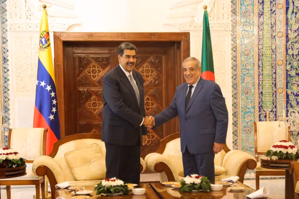 Venezuelan President Nicolás Maduro (left) shakes hands with Algerian Prime Minister Mohamed Nadir Larbaoui (right) in Algiers, October 25, 2024. Photo: Presidential Press.