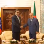 Venezuelan President Nicolás Maduro (left) shakes hands with Algerian Prime Minister Mohamed Nadir Larbaoui (right) in Algiers, October 25, 2024. Photo: Presidential Press.