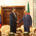 Venezuelan President Nicolás Maduro (left) shakes hands with Algerian Prime Minister Mohamed Nadir Larbaoui (right) in Algiers, October 25, 2024. Photo: Presidential Press.