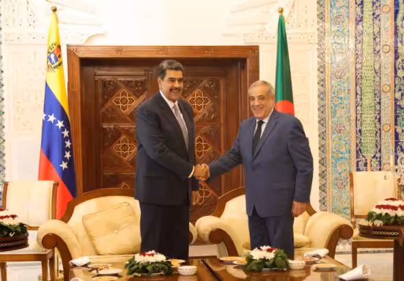 Venezuelan President Nicolás Maduro (left) shakes hands with Algerian Prime Minister Mohamed Nadir Larbaoui (right) in Algiers, October 25, 2024. Photo: Presidential Press.