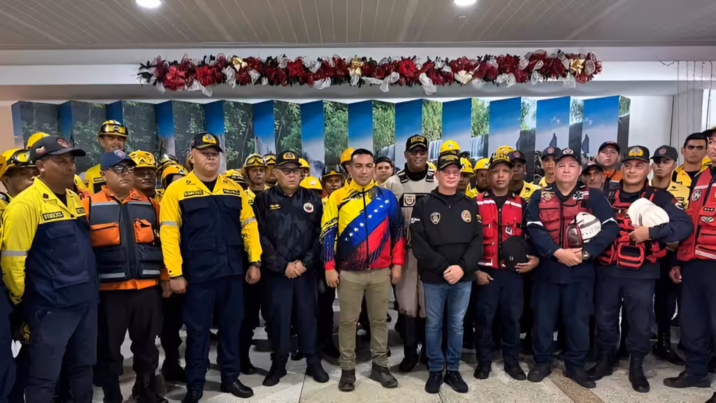 Venezuelan firefighters before traveling to Bolivia to support in fighting forest fires. Photo: IG/@josuelorca.