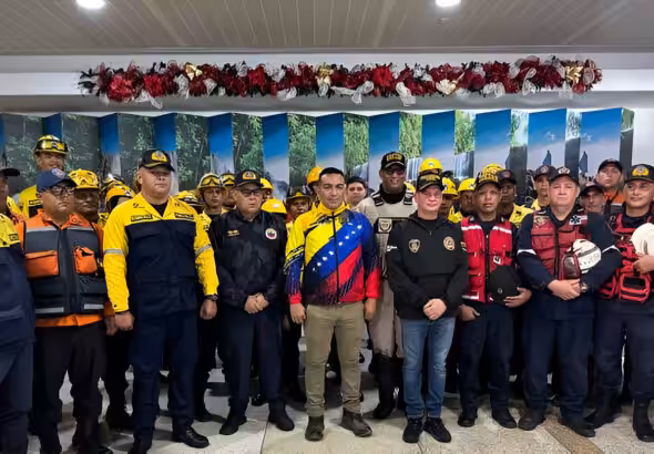 Venezuelan firefighters before traveling to Bolivia to support in fighting forest fires. Photo: IG/@josuelorca.