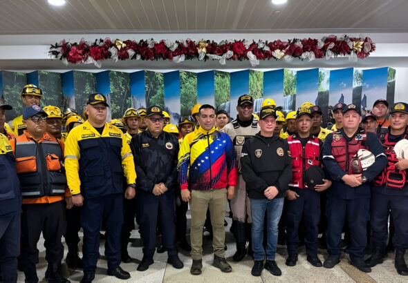 Venezuelan firefighters before traveling to Bolivia to support in fighting forest fires. Photo: IG/@josuelorca.