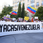 A demonstration in Spain in favor of the Ya Casi Venezuela coup attempt, where its supporters fly the seven-star flag of Venezuela. Photo: Univisión.
