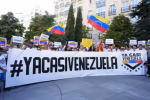A demonstration in Spain in favor of the Ya Casi Venezuela coup attempt, where its supporters fly the seven-star flag of Venezuela. Photo: Univisión.
