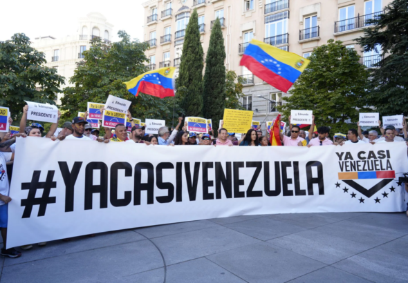 A demonstration in Spain in favor of the Ya Casi Venezuela coup attempt, where its supporters fly the seven-star flag of Venezuela. Photo: Univisión.