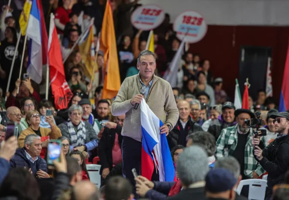 Yamandú Orsi, presidential candidate of the Uruguayan left coalition Broad Front, at a campaign event. Photo: Xinhua/Nicolás Celaya.